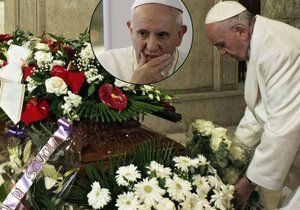 Smutný František přinesl k rakvi mrtvé sekretářky kytici bílých růží.