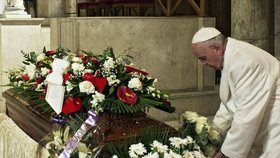 František přinesl k rakvi mrtvé sekretářky kytici bílých růží.