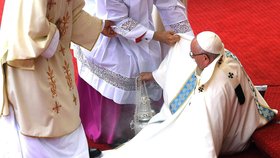 Papež drsně spadl.
