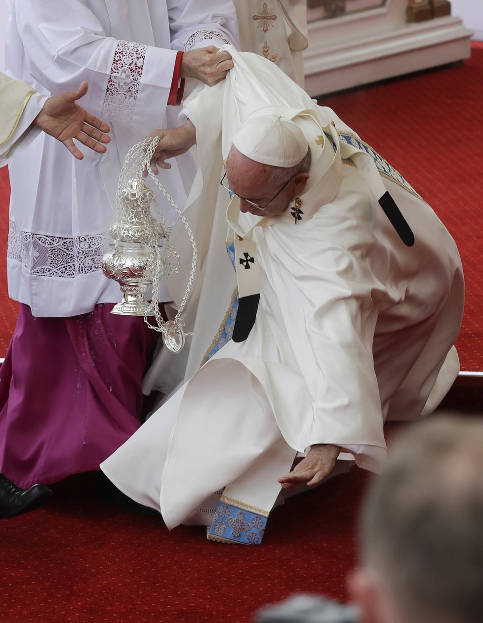 Papež se drsně zřítil.