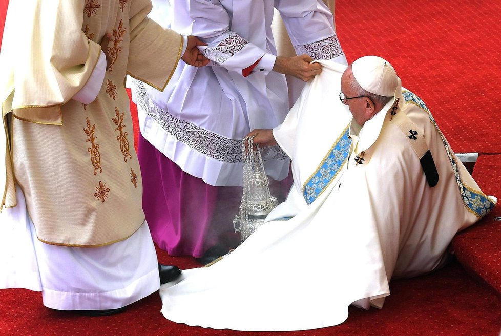 Papež drsně spadnul.