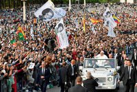 Papež František na místě „zázraku“ ve Fátimě: Před 200 tisíci věřícími o Ukrajině nečekaně pomlčel
