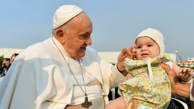 Papež František navštívil poutní místo v portugalské Fátimě za účasti 200 tisíc věřících (5. 8. 2023).