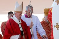 Papež František připustil konec celibátu v církvi. Budou se kněží ženit?