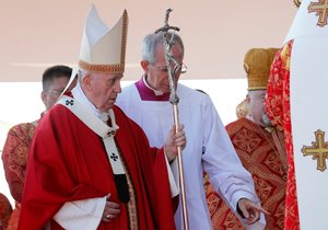 Tisíce lidí přišly přivítat papeže Františka v Prešově (14.9.2021).