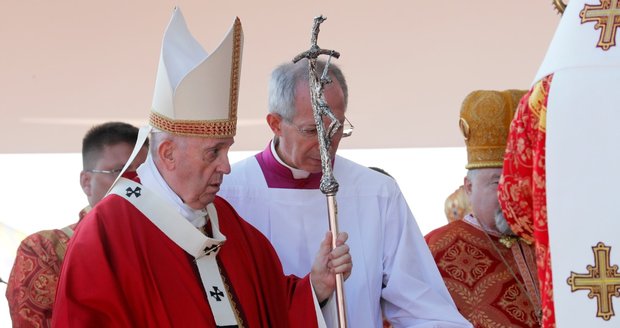 Papež František připustil konec celibátu v církvi. Budou se kněží ženit?