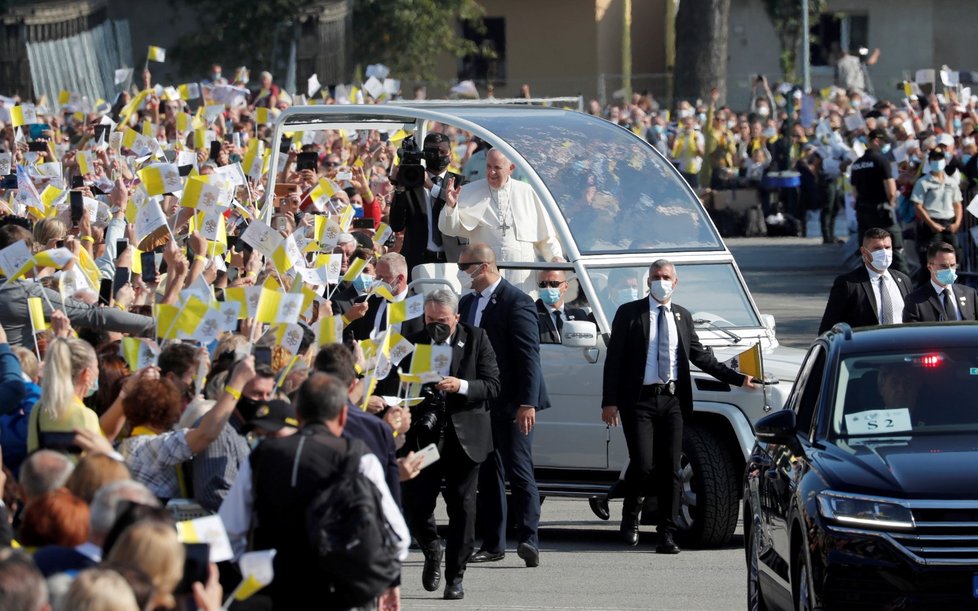 Tisíce lidí přišly přivítat papeže Františka v Prešově (14.9.2021)