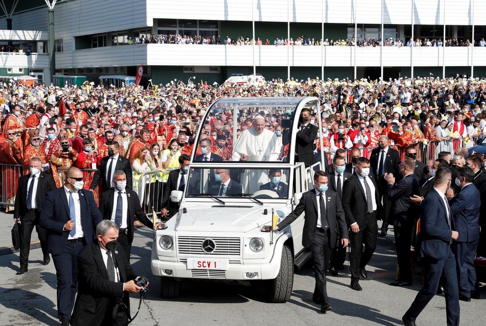 Tisíce lidí přišly přivítat papeže Františka v Prešově (14. 9. 2021)