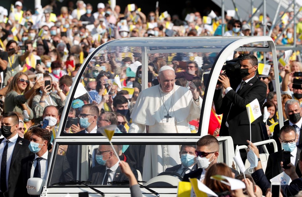 Tisíce lidí přišly přivítat papeže Františka v Prešově (14.9.2021)