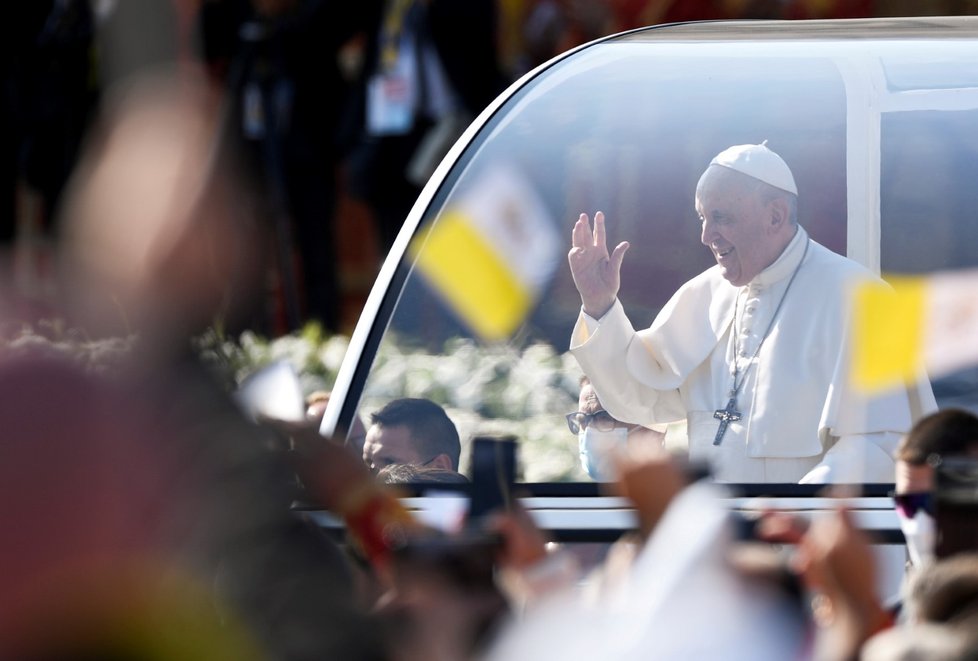 Tisíce lidí přišly přivítat papeže Františka v Prešově (14. 9. 2021)