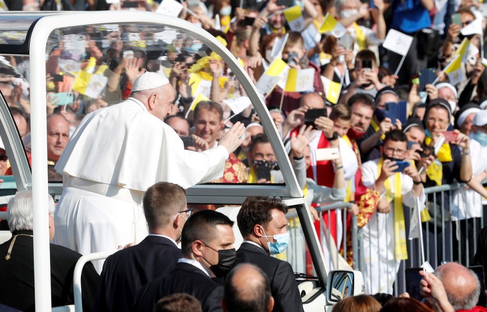 Tisíce lidí přišly přivítat papeže Františka v Prešově (14. 9. 2021)