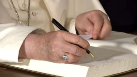 Rybářský prsten papeže Františka (2023).