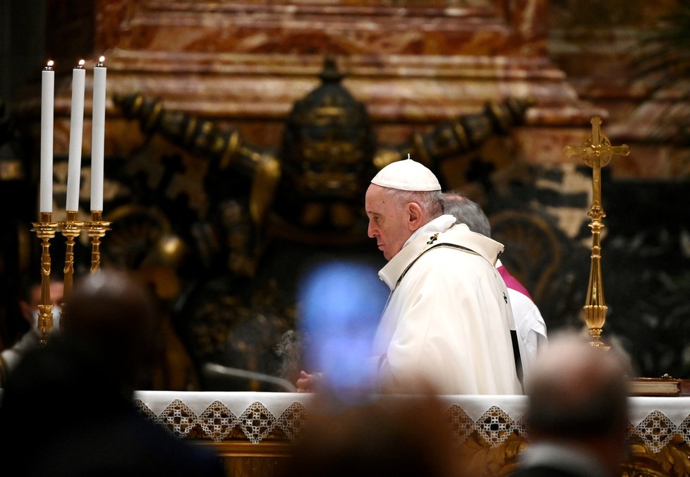 Půlnoční mše ve Vatikánu s papežem Františkem (24.12.2020)