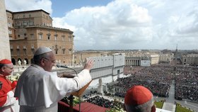 To je výhled! Papež na Velikonoce zdraví davy na Svatopetrském náměstí