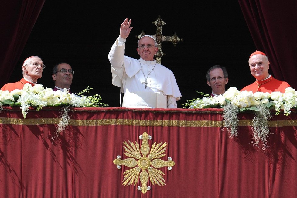 Nový papež František zdraví při velikonoční mši davy na Svatopetrském náměstí