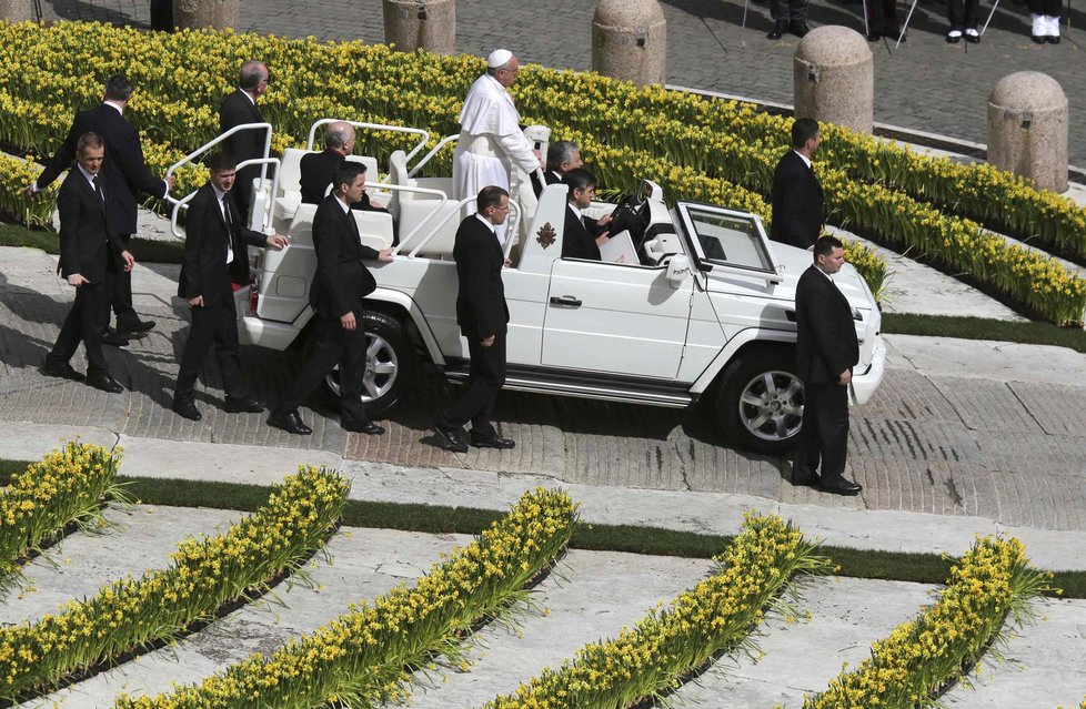 Papž František přijíždí v papamobilu na Svatopetrské náměstí