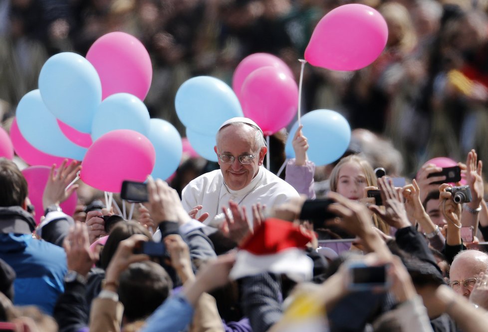 Papež František při cestě na pódium