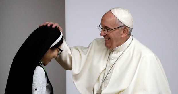 Papež poučil jeptišky o Facebooku a spol. Varoval je před plýtváním časem