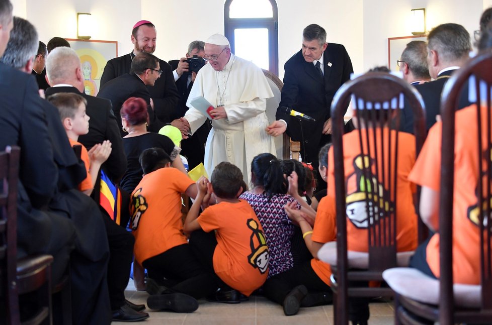 Papež požádal jménem katolické církve Romy o odpuštění za diskriminaci a špatné zacházení.
