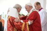 Papež František a arcibiskup Ján Babjak během Františkovy návštěvy na Slovensku