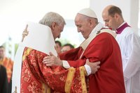 Arcibiskup se nakazil covidem. Během návštěvy papeže na Slovensku!