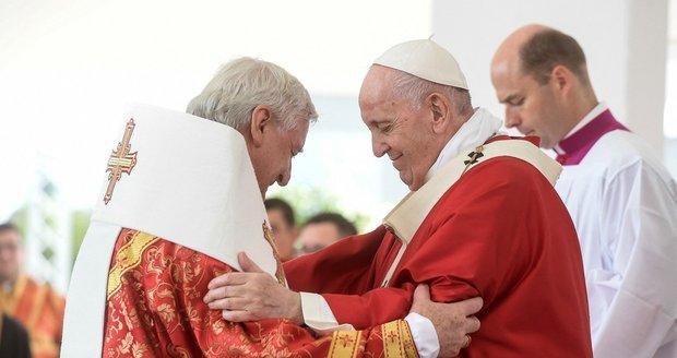 Arcibiskup se nakazil covidem. Během návštěvy papeže na Slovensku! 