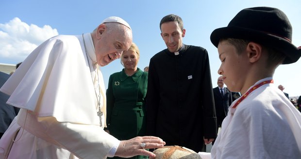 Papeže na Slovensku vítala Čaputová v zelených šatech. František zmínil pomoc i varování