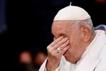 Papež František se rozplakal při modtlibě za mír na Ukrajině (8.12.2022)