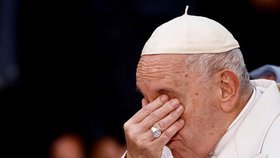 Přemohly ho emoce. Papež František se rozplakal při modlitbě za mír na Ukrajině 