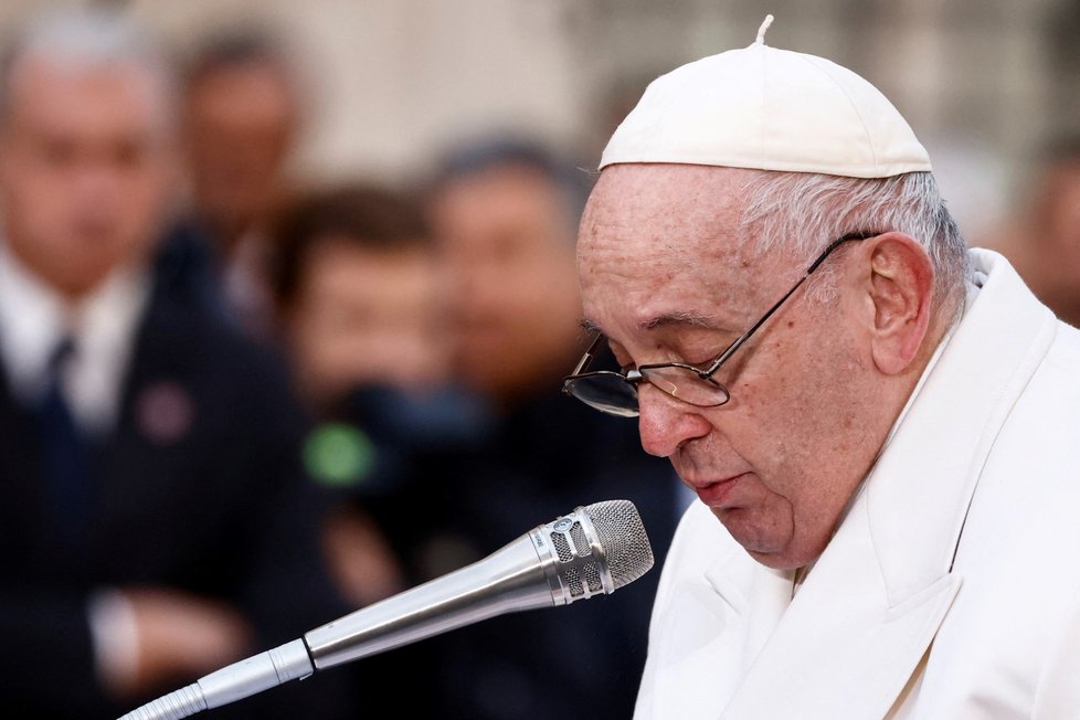 Papež František se rozplakal při modlitbě za mír na Ukrajině.
