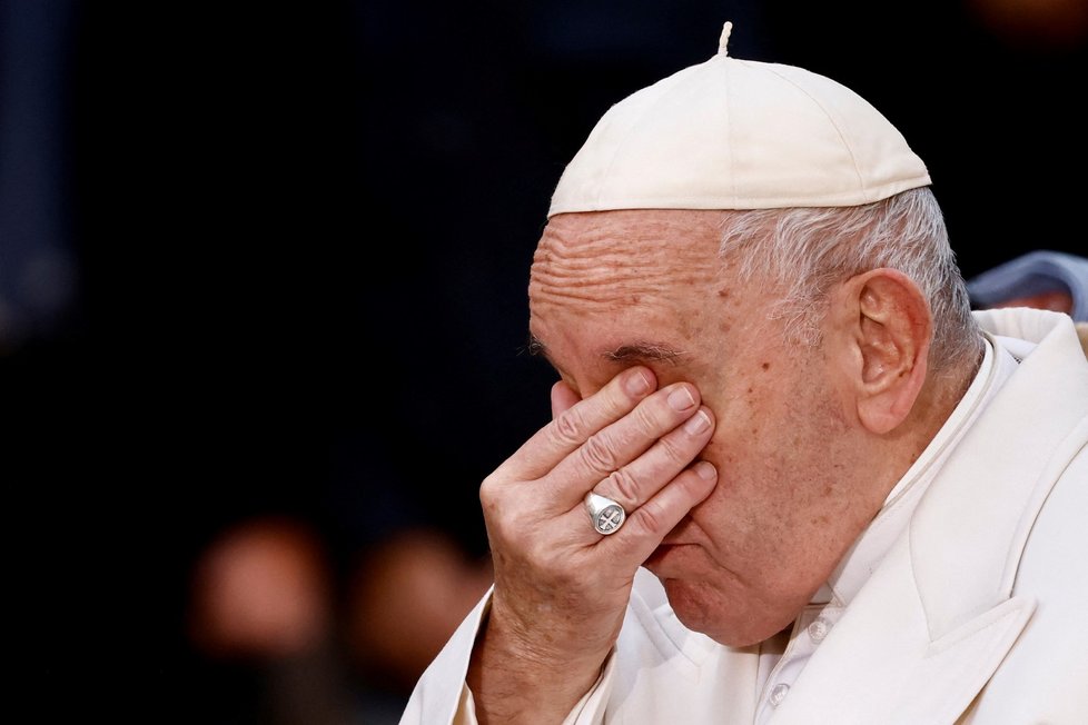 Papež František se rozplakal při modlitbě za mír na Ukrajině (8.12.2022).
