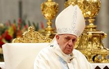 Šokující reakce papeže: František plácl neodbytnou fanynku