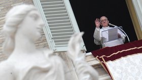 Papež při kázání z okna Apoštolského paláce