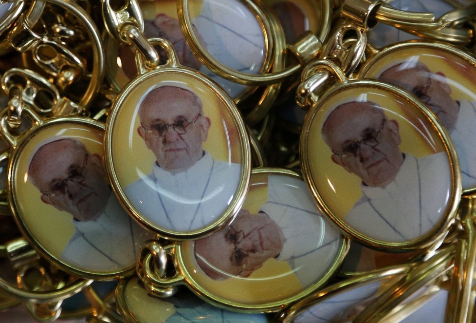 Přípravy na papežovu inauguraci vrcholí, k dostání je již i řada suvenýrů s portréty nového papeže Františka