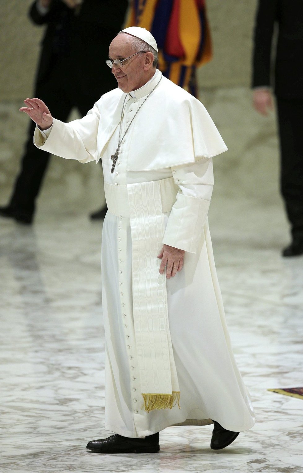 Papež František přichází na setkání s novináři