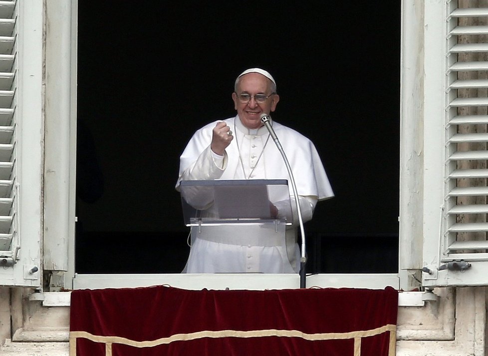 Papež František káže zaplněnému Svatopetrskému náměstí při tradiční nedělní modlitbě