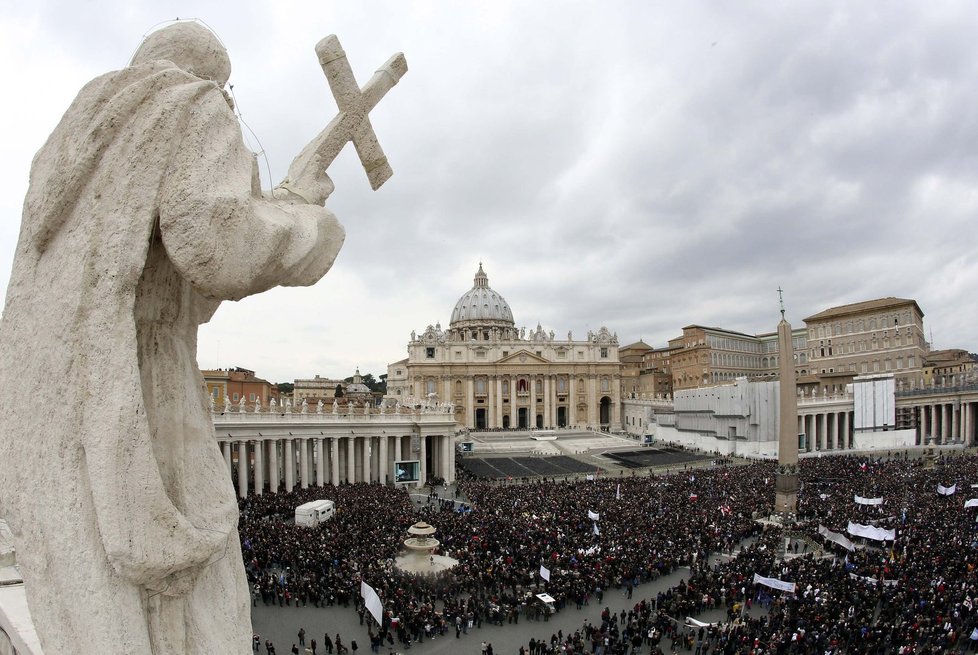 Svatopetrské náměstí při prvním nedělním kázání nového papeže Františka