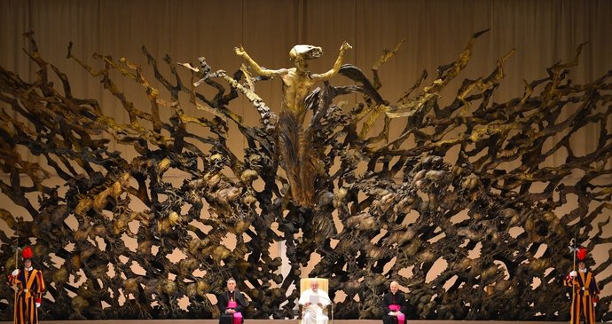 Papež František při audienci v sále, který připomíná díky obří plastice předpeklí