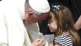 Pětileté Líze, která postupně přichází o zbytky zraku, se splnil velký sen; setkala se s papežem.