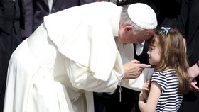 Pětileté Líze, která postupně přichází o zbytky zraku, se splnil velký sen; setkala se s papežem.