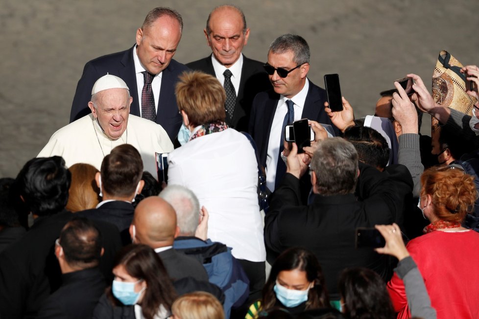 Papež František se pozdravil s lidmi ve Vatikánu na pravidelné týdenní audienci. Někteří měli roušky, on ne. (30. 9. 2020)