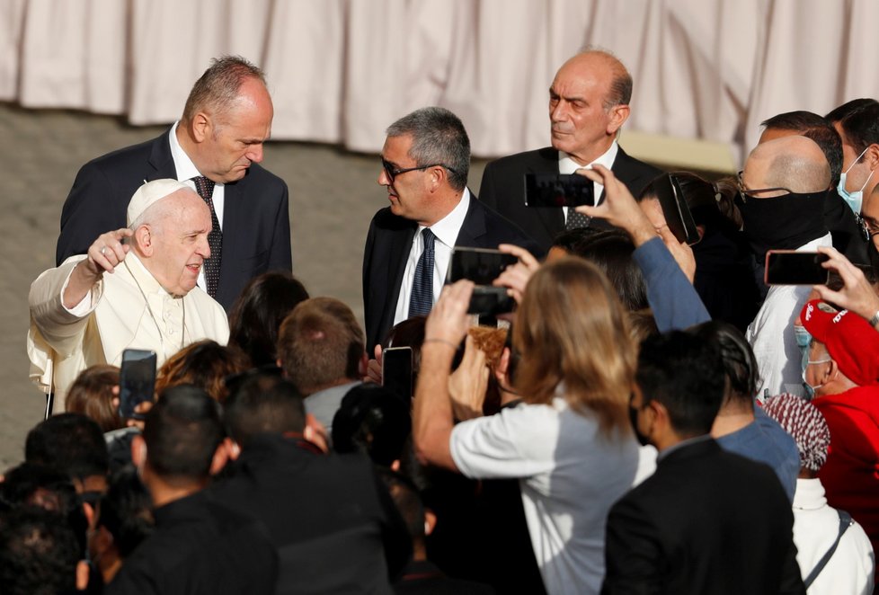 Papež František se pozdravil s lidmi ve Vatikánu na pravidelné týdenní audienci. Někteří měli roušky, on ne. (30. 9. 2020)