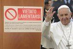 Papež František má na dveřích tabulku zakazující bědování.