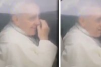 U všech svatých: Papež se dloubal v nose, poté zamával a holuba snědl!
