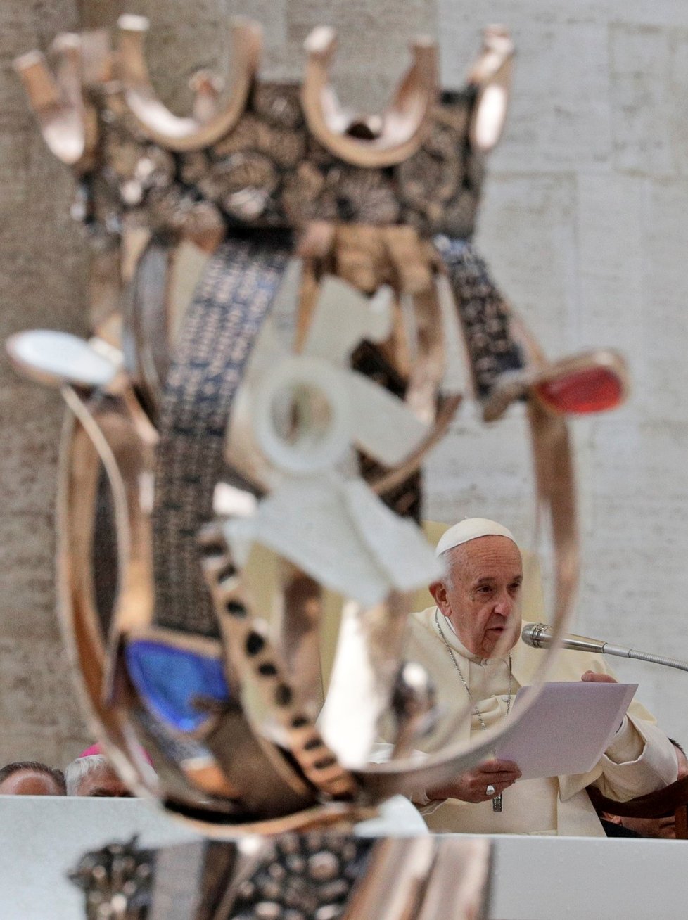 Čeští poutníci předali papeži Františkovi sochu sv. Anežky