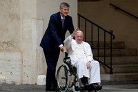 Papež František v nemocnici: Boj se zánětem a zlepšený stav. Propustí ho před Květnou nedělí?
