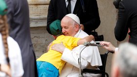 „Zachráníte děti?“ vyzval chlapec papeže Františka. Poletí Svatý otec do Kyjeva?