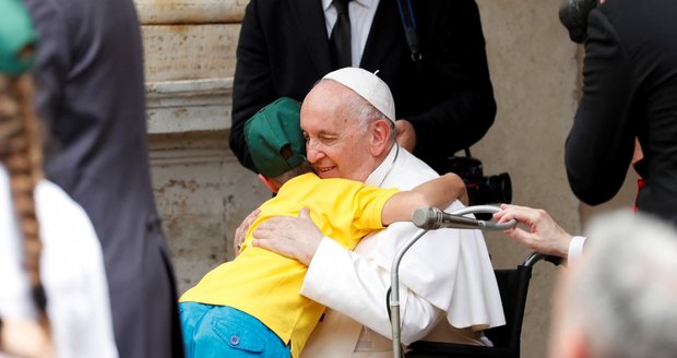 „Zachráníte děti?“ vyzval chlapec papeže Františka. Poletí Svatý otec do Kyjeva?