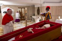 Františka pohřbí v sobotu. Vatikán zveřejnil první snímky papeže v rakvi