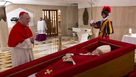 Vatikán zveřejnil fotografie papeže Františka v rakvi, která je umístěna v kapli svaté Marty, kde většinou ráno sloužil mši.